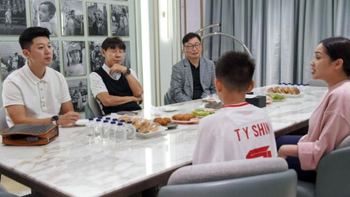 Shin Tae Yong dan Raffi Ahmad menikmati makan tengah malam bersama