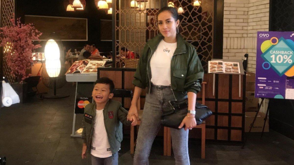 Shinta Bachir kini jadi single parent
