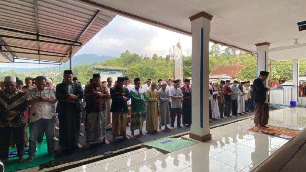 Sholat ghoib di Desa Kiarasari