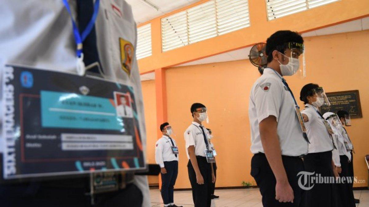 Siswa baru mengikuti Masa Pengenalan Lingkungan Sekolah