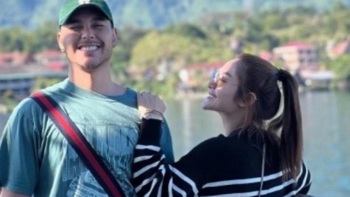 Siti Badriah dan Krisjiana Baharuddin liburan di Pulau Samosir