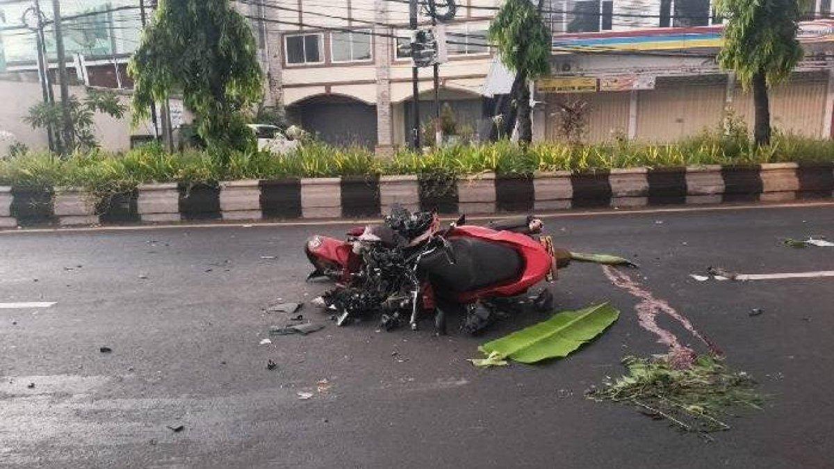 Situasi di TKP pascalakalantas yang melibatkan truk dan sepeda motor di persimpangan Jalan Bypass Ngurah Rai-Jalan Griya Anyar-Jalan Raya Pemogan pada Kamis 19 Desember 2023