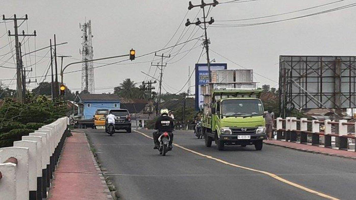 Situasi di jembatan dekat Pasar Indralaya