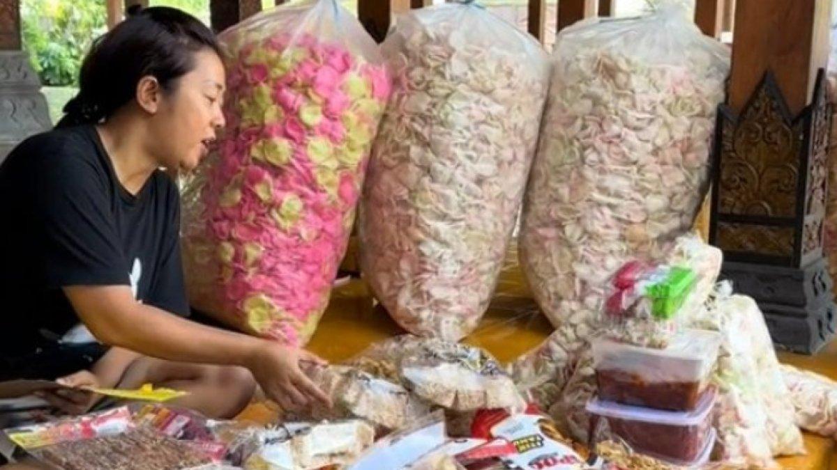 Soimah jadi tukang kerupuk dadakan di Pendopo