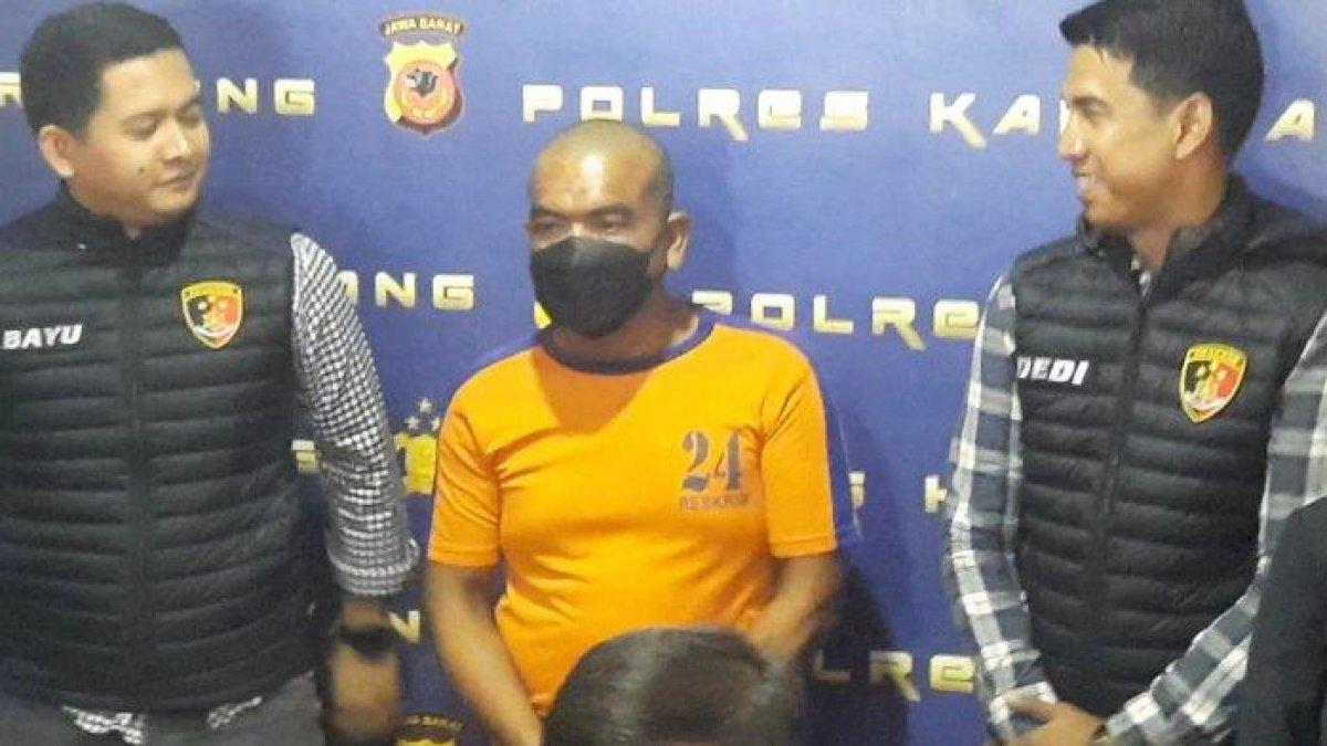 Soleh Sopian dihadirkan dalam jumpa pers terkait pembunuh berencana di Mapolres Karawang, Karawang, Jawa Barat pada Kamis (2/5/2024)