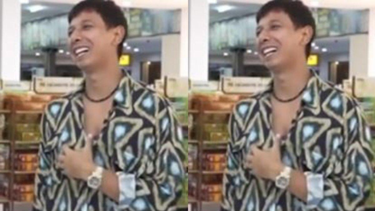 Sonny Septian dengan kemeja warna-warni dan celana gombrong
