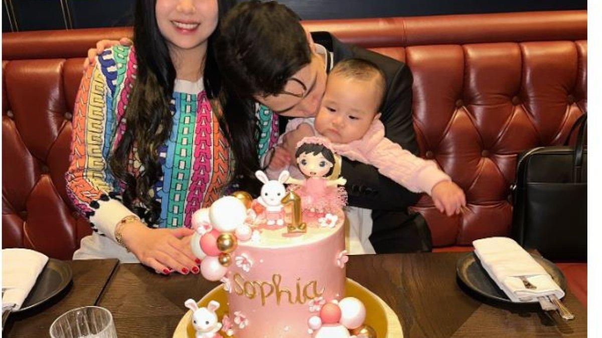 Sophia juga mendapatkan kue cantik dari kakek