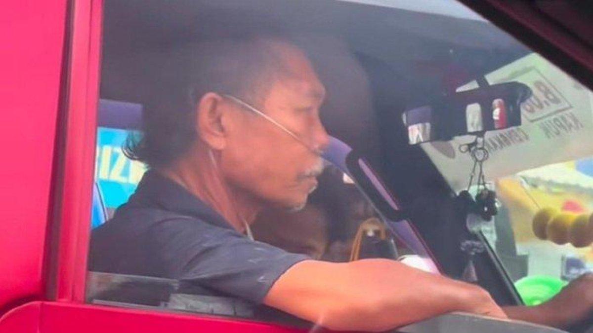 Sopir Angkot Pakai Selang Oksigen