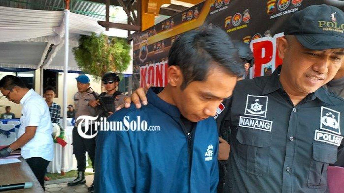 Seorang sopir anggota DPRD Kabupaten Sragen menjadi tersangka kasus pencurian dengan pemberatan karena tanpa izin mengambil uang di ATM milik majikannya, saat dihadirkan di Mapolres Sragen, Kamis (21/9/2023).