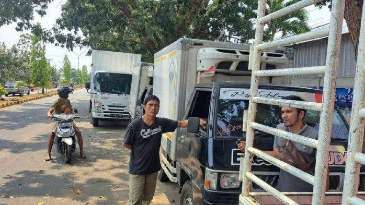 Sopir angkutan antre BBM bersubsidi jenis solar