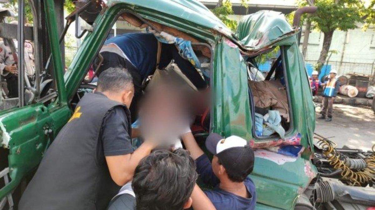 Sopir truk tewas tertimpa crane saat tidur pulas