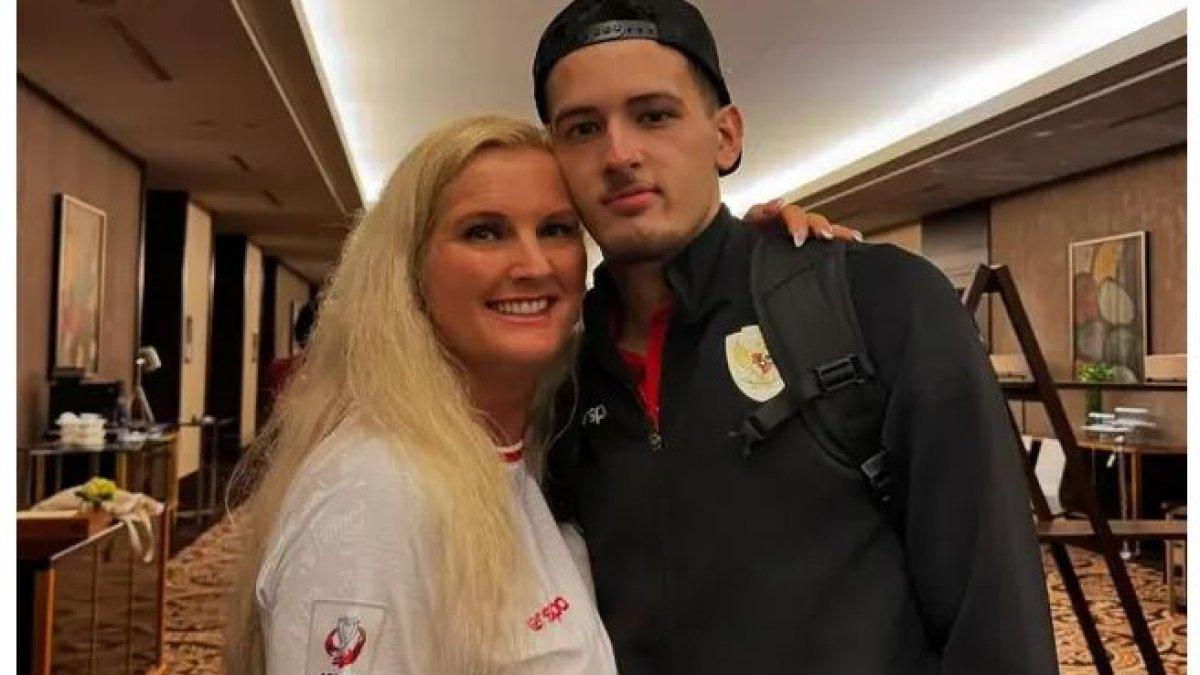 Sosok ibunda Justin Hubner banjir pujian netizen karena parasnya yang awet muda hingga ada yang menyebutnya mirip dengan Taylor Swift.