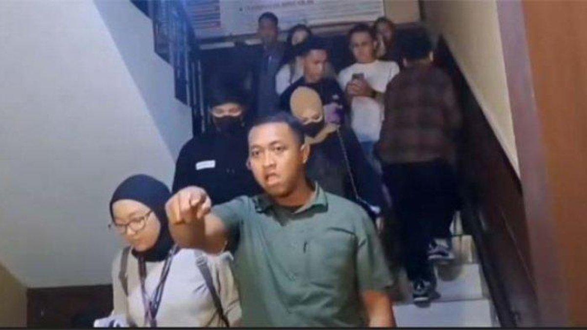 Sosok pria tegap yang diduga bodyguard Atta Halilintar mengeluarkan ancaman ingin culik awak media di Polres Metro Jakarta Selatan, Rabu (4/9/2024)