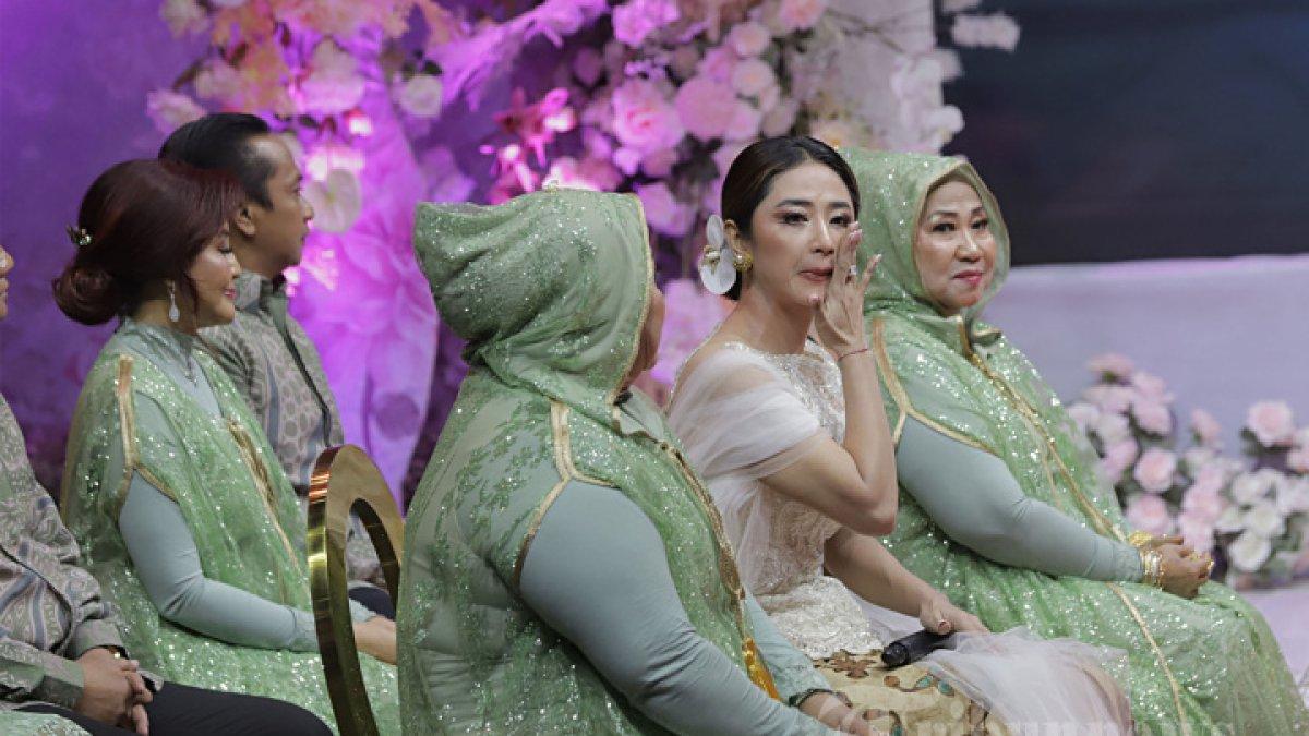 Sri Muna, ibunda Dewi Perssik tampil menawan di acara lamaran putrinya