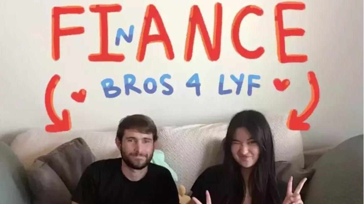 Stephanie Poetri mengumumkan telah bertunangan dengan pacarnya, Asher Novkov Bloom.