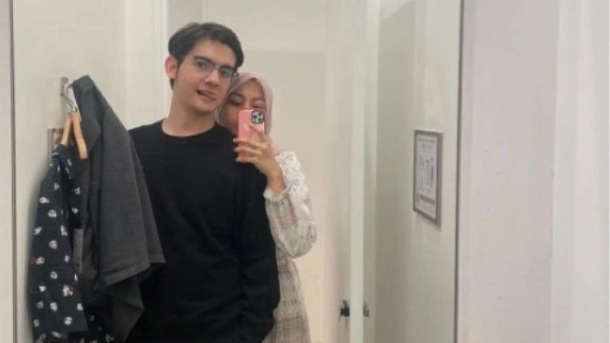 Steven Alvero dan Kyna Sangadi saat mirror selfie.