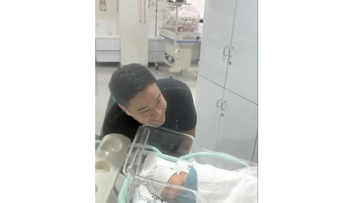 Suami Pamela Bowie bersama sang anak.