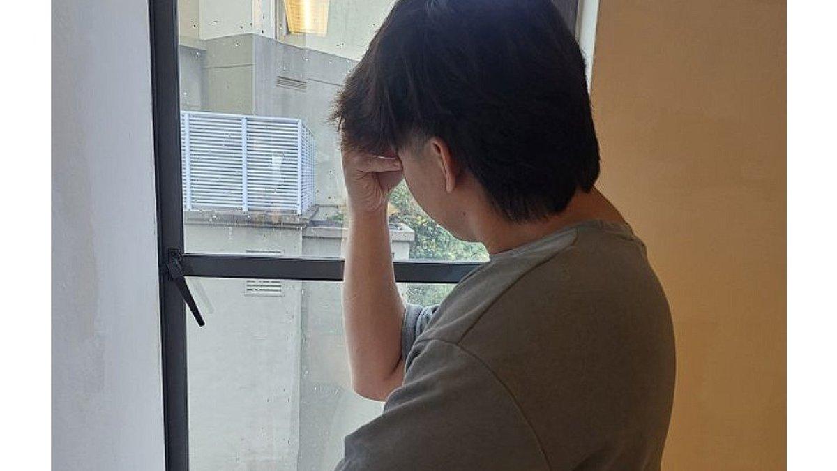 Suami membaca pesan yang dikirim oleh istrinya yang menimbulkan kecurigaan.