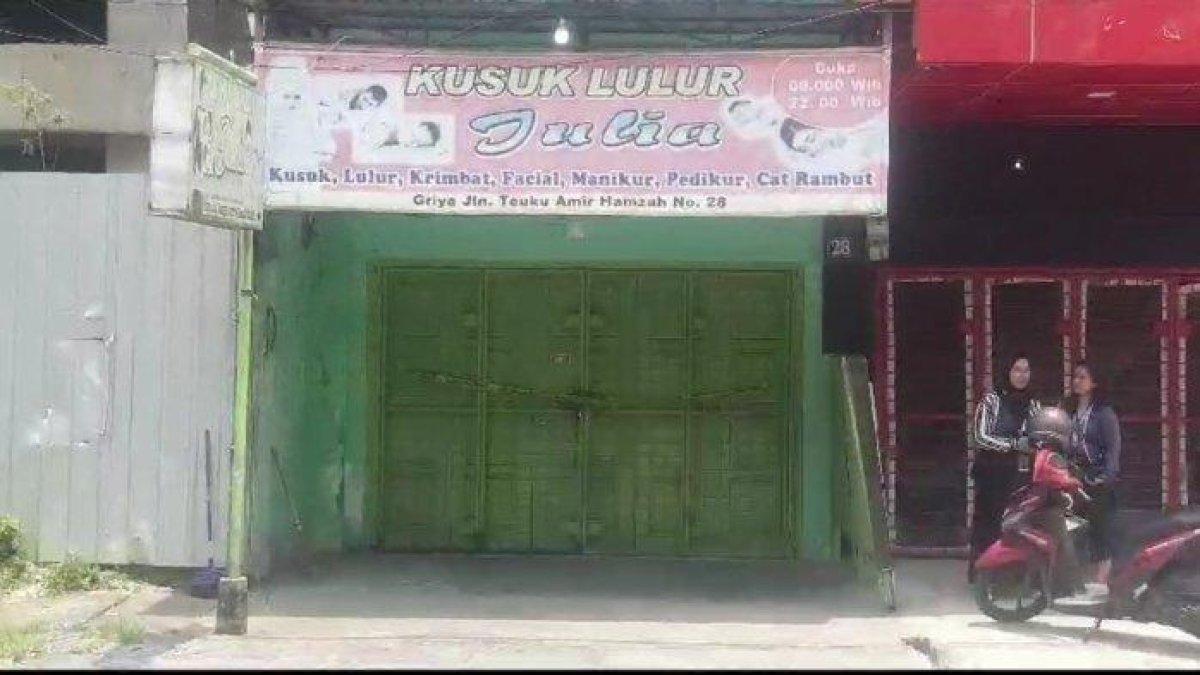 Suasana Kusuk Lulur Julia di Jalan T Amir Hamzah No 28 Medan, lokasi ditemukannya jasad terapis pijat bernama Heni pada Kamis (28/9/2023). Pelaku pembunuhan Heni berinisial S ditembak polisi.