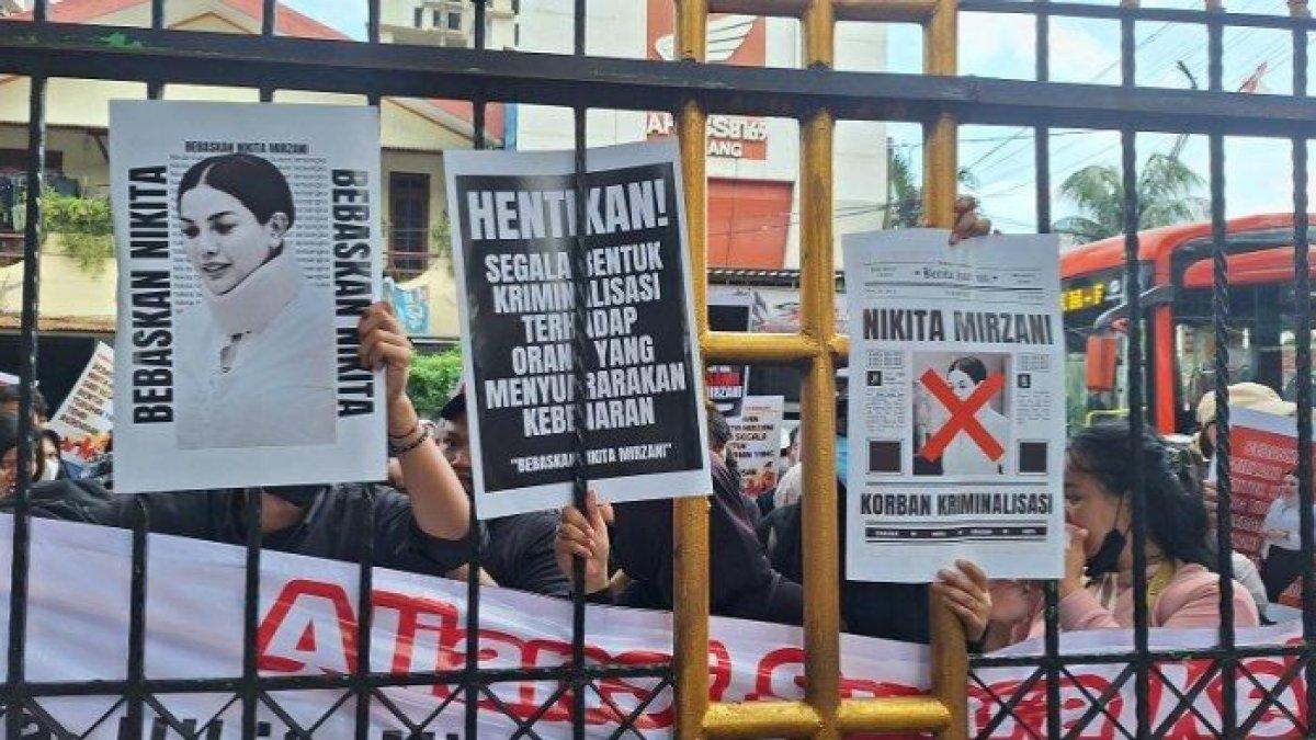 Suasana Pengadilan Negeri Jakarta Selatan, Selasa (1/7/2025). Puluhan massa pendukung Nikita Mirzani datang demi membela sang artis.