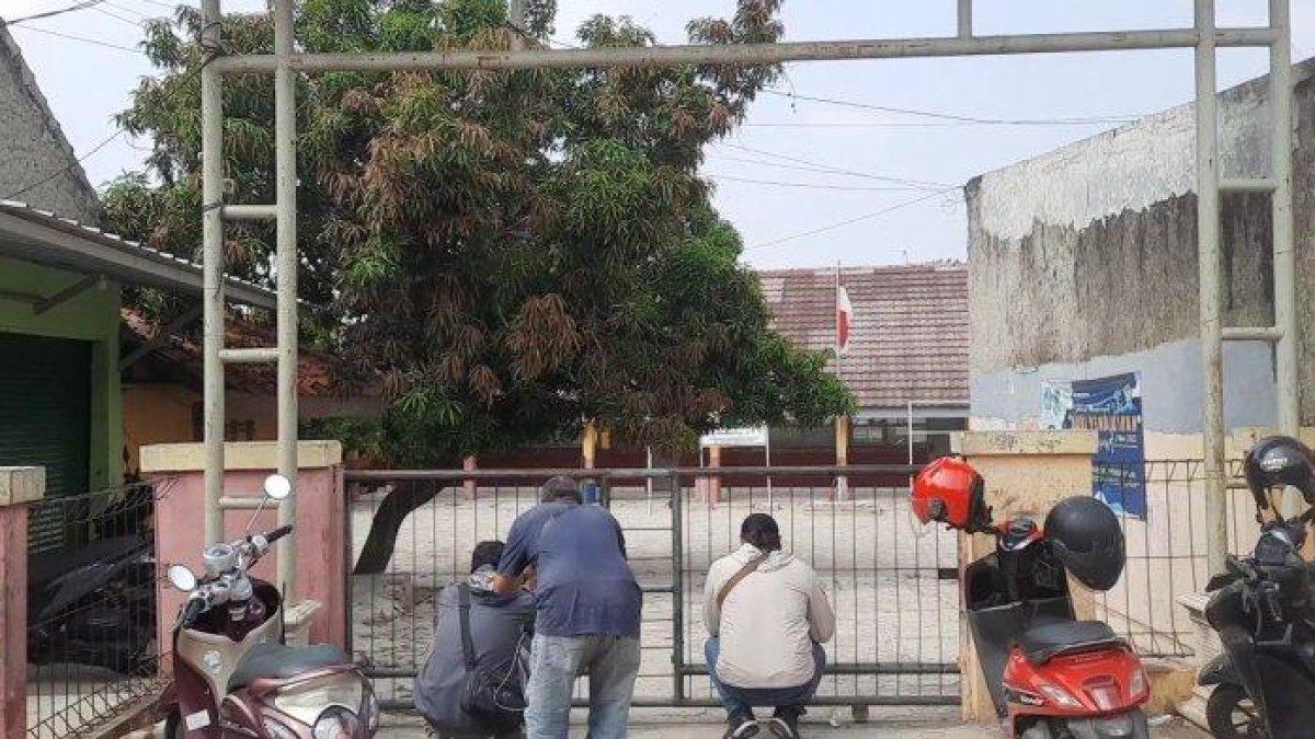 Suasana SDN di Purwasari, Karawang yang gurunya mencabuli puluhan siswi diduga hingga satu kelas. Seorang guru Sekolah Dasar (SD) Negeri di Kecamatan Purwasari, Karawang, diamankan polisi karena diduga mencabuli puluhan siswi atau siswa perempuan muridnya sendiri.