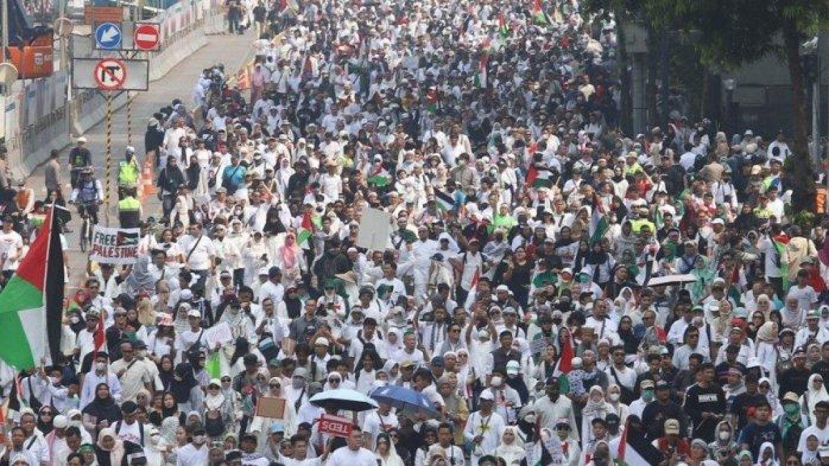 Suasana aksi Bela Palestina di Monas, Jakarta Pusat, Minggu 5 November 2023 pagi.