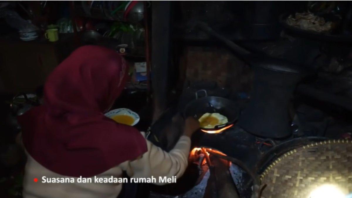 Suasana dapur rumah Melly Lee