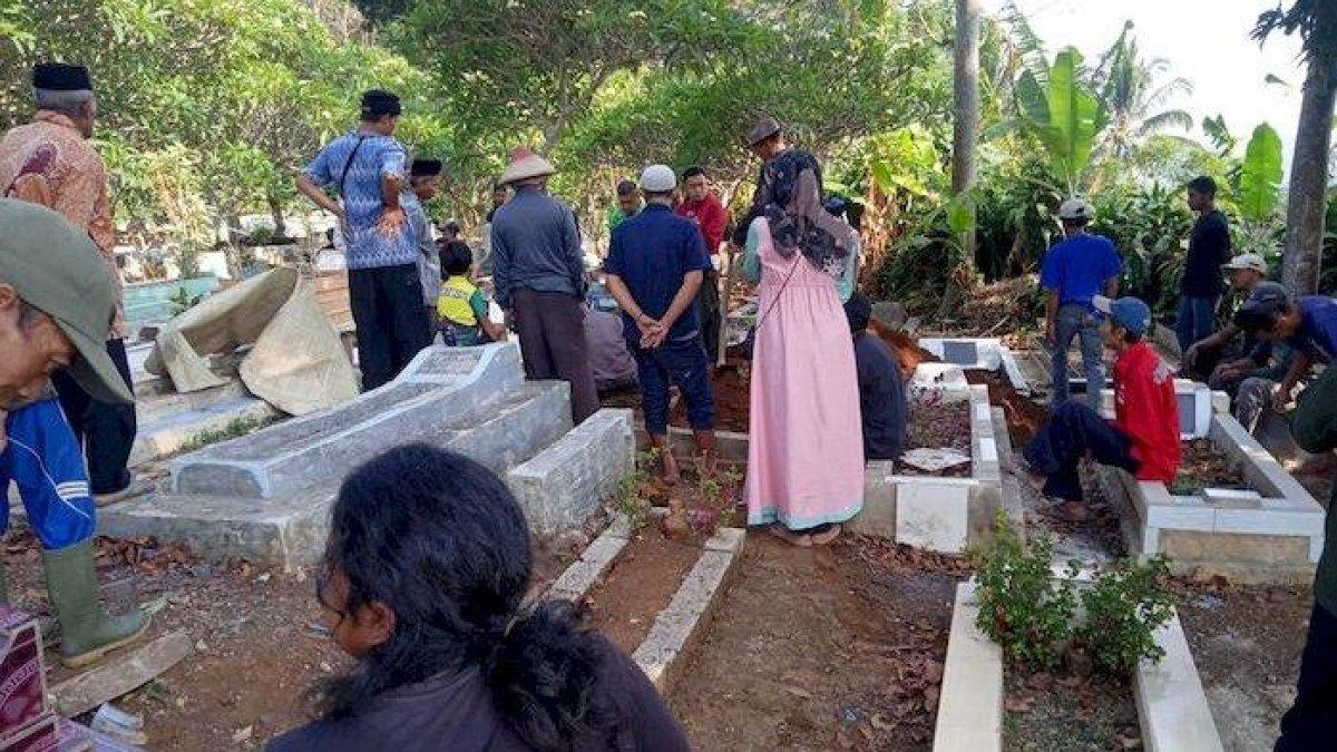 Suasana pemakaman korban pesta miras oplosan di TPU Istuning Desa Jalancagak.
