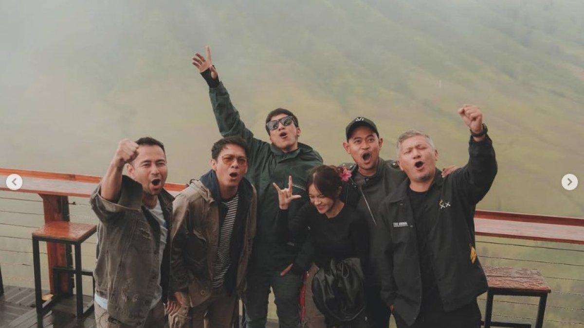 RAFFI AHMAD USILI ARIEL NOAH - Suasana perjalanan touring The Dudas Minus One tampak santai dan penuh candaan ala bapak-bapak.