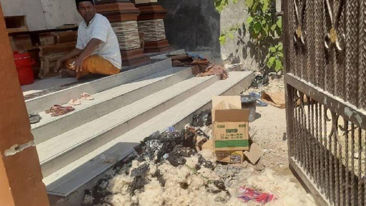 Suasana rumah dan sisa selimut yang terbakar api misterius di wilayah Kecamatan Guluk-Guluk, Sumenep, Madura