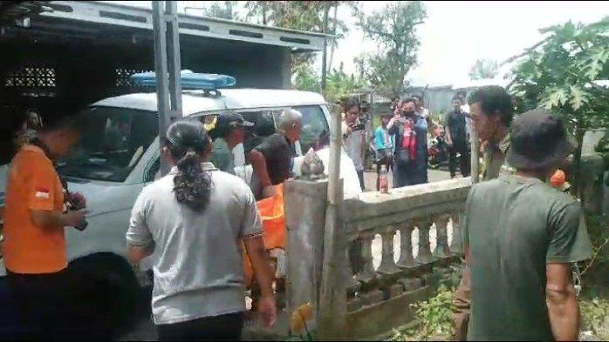 Suasana saat tim Inafis Polres Banjar mengevakuasi jenazah yang dibunuh oleh menantunya sendiri yang merupakan seorang WNA, Minggu (24/9/2023).