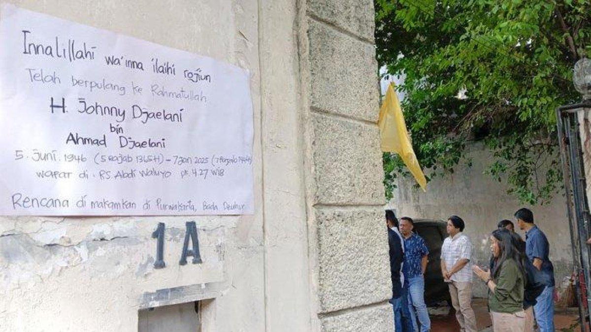 Suasana terkini di rumah duka ayah Baim Womg. Puluhan orang datang ke rumah duka ayahanda Baim Wong untuk menyampaikan bela sungkawa dan melantunkan doa untuk jenazah Johnny Wong.