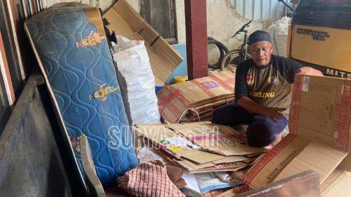 Supartono (61), warga Jalan Sekar Taman, Kelurahan Tonatan, Kecamatan/Kabupaten Ponorogo, pemulung yang akan berangkat Ibadah Haji 2024