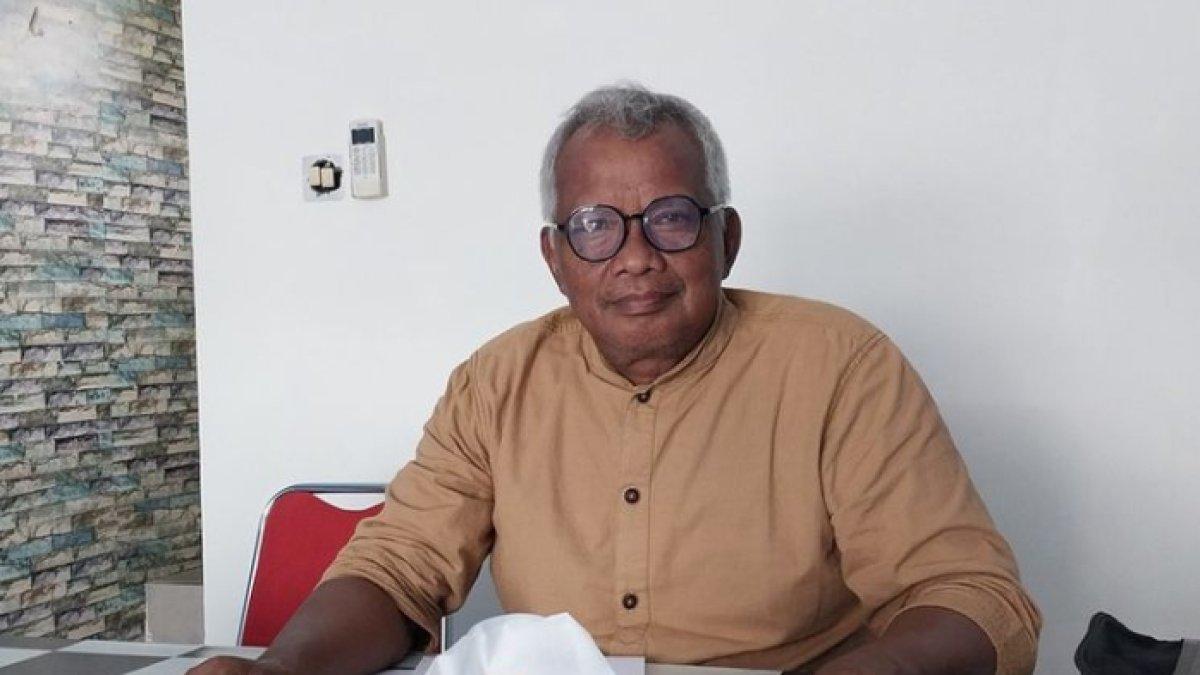 Suryana (66) warga Kecamatan Cibeureum, Kota Tasikmalaya, Jawa Barat, yang nekat buat sayembara hadiah Rp 250 juta buat siapapun yang bisa mendamaikan dengan istri dan ketiga anaknya di Jalan Bebedahan, Kota Tasikmalaya, Senin (15/1/2024).