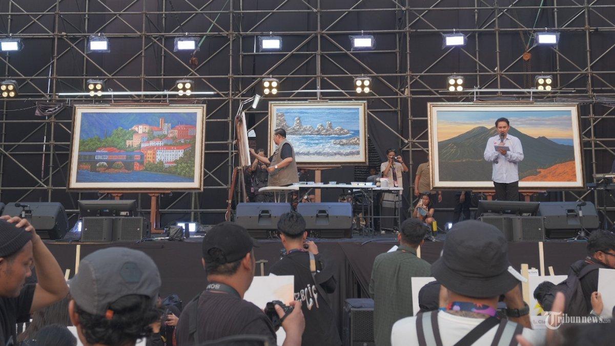 Presiden Ke-6 Republik Indonesia Susilo Bambang Yudhoyono (SBY) memamerkan keterampilan melukisnya di panggung Pestapora 2024 yang digelar di JIExpo Kemayoran, Jakarta Pusat, Minggu (22/9/2024). Sapuan kuas Ketua Majelis Tinggi Partai Demokrat itu menghasilkan lukisan pemandangan Gunung Lawu yang ada di perbatasan Jawa Tengah dan Jawa Timur itu. TRIBUNNEWS/AKBAR PERMANA