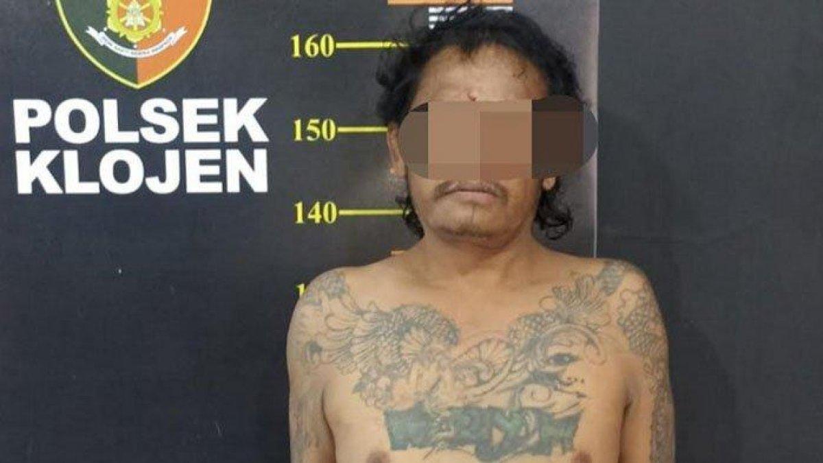 Suyitno (56), warga Kelurahan Mergosono, Kecamatan Kedungkandang, Kota Malang, kembali berurusan dengan Unit Reskrim Polsek Klojen. Pasalnya, ia tertangkap telah membobol sebuah kafe di Jalan Merbabu, Kelurahan Oro Oro Dowo, Kecamatan Klojen, Malang, pada Jumat (29/9/2023).