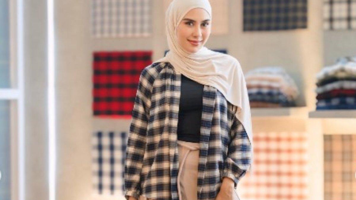 Syahnaz Sadiqah kece dengan kemeja kotak-kotak