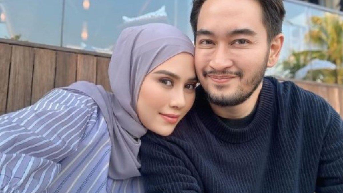 Syahnaz Sadiqah saat pose manja dengan suami, Jeje Govinda