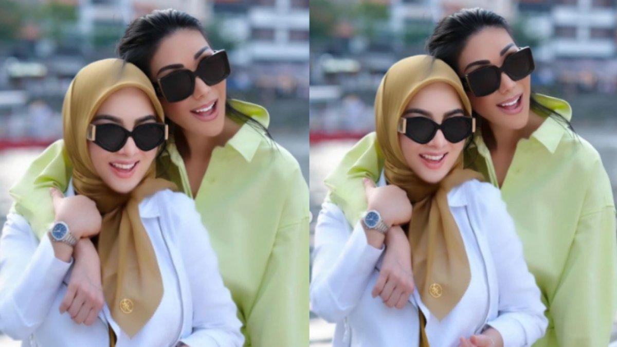 Syahrini berfoto bersama Junita Liesar