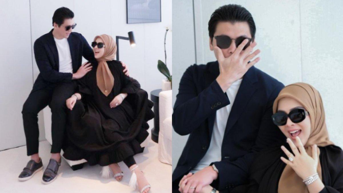 Syahrini dan Reino berpose memamerkan 5 jari