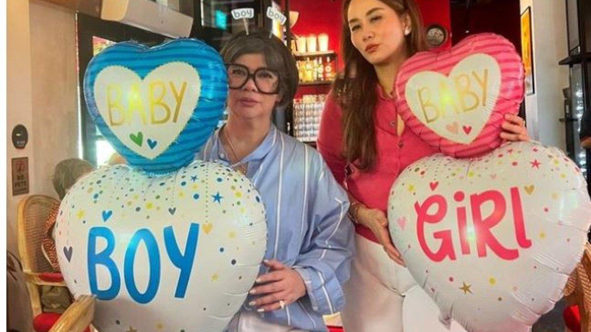 Syahrini membawa balon untuk menebak jenis kelamin calon buah