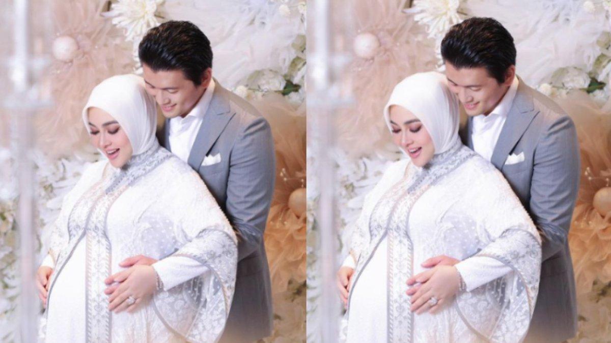 Syahrini hamil di usia 43 tahun