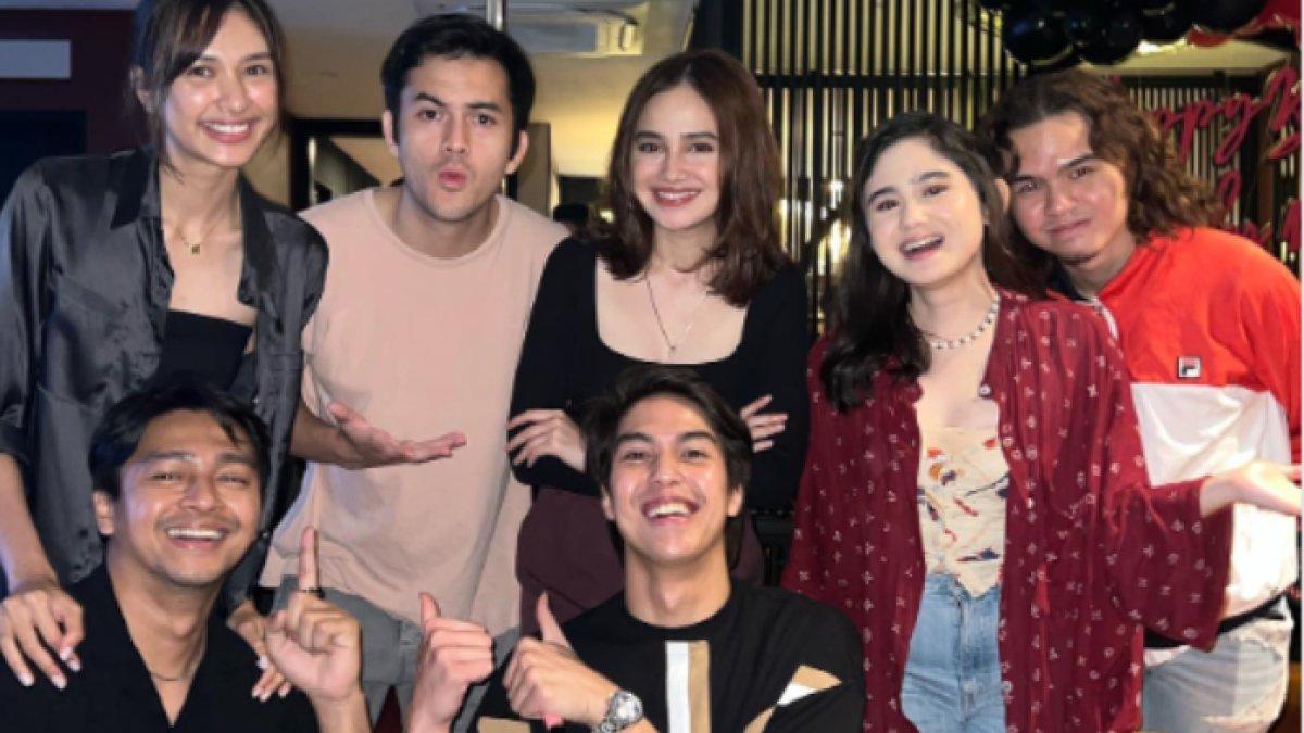 Syifa Hadju berdiri di belakang El Rumi