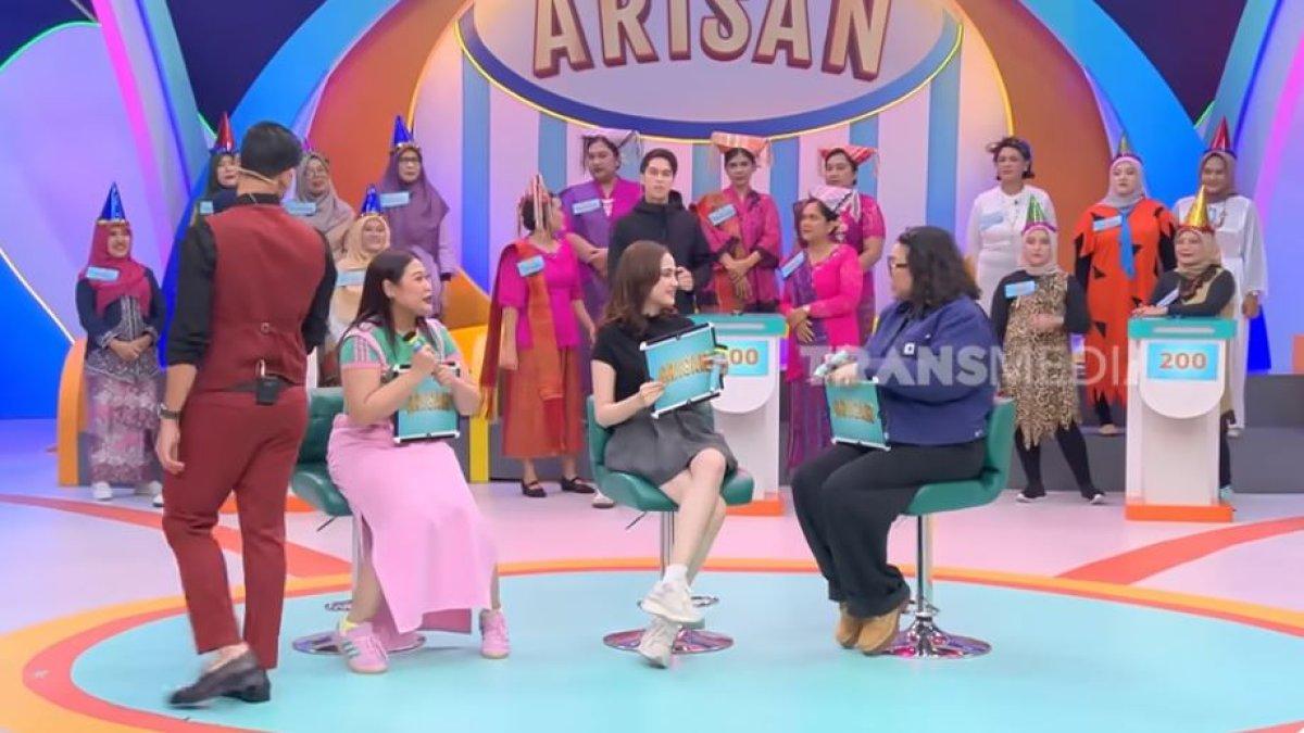 EL RUMI TUTUPI PAHA SYIFA HADJU - Mengenakan rok pendek, Syifa Hadju tampak beberapa kali membenahi posisi duduknya agar tetap nyaman dan sopan.