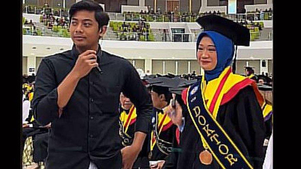Syifa Rana (kanan), wisudawan yang viral dikira lulusan S1 padahal sudah doktor