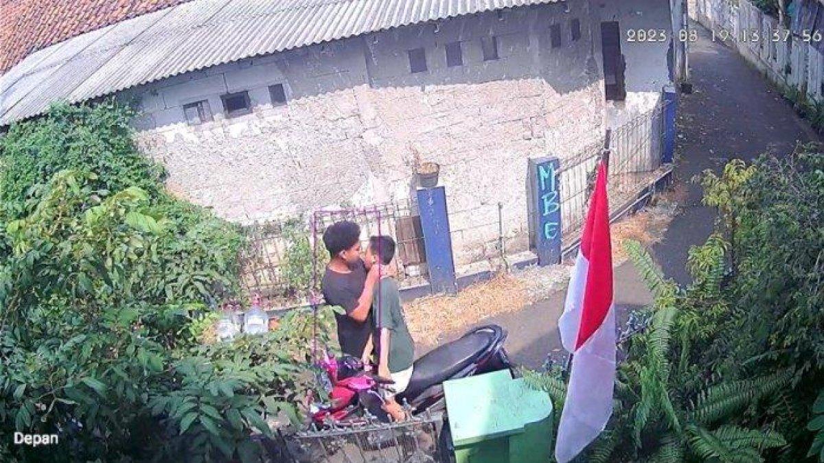 Tadinya memaafkan, keluarga korban penganiayaan di Jagakarsa, Lenteng Agung, Jakarta Selatan akhirnya lapor polisi. Mereka berubah pikiran setelah melihat brutalnya apa yang dilakukan pria berinisial D (14) kepada F (16).