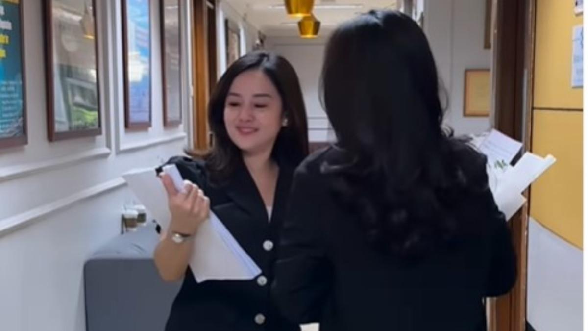 ANAK SAMBUNG IFAN SEVENTEEN LULUS SKRIPSI - Tak hanya dari keluarga, Safa juga menerima banyak ucapan selamat dari para warganet.