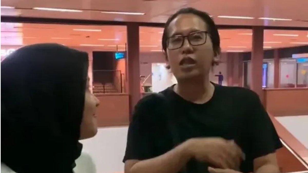 Tak hanya di atas panggung, kehangatan mereka juga terlihat saat di belakang panggung.