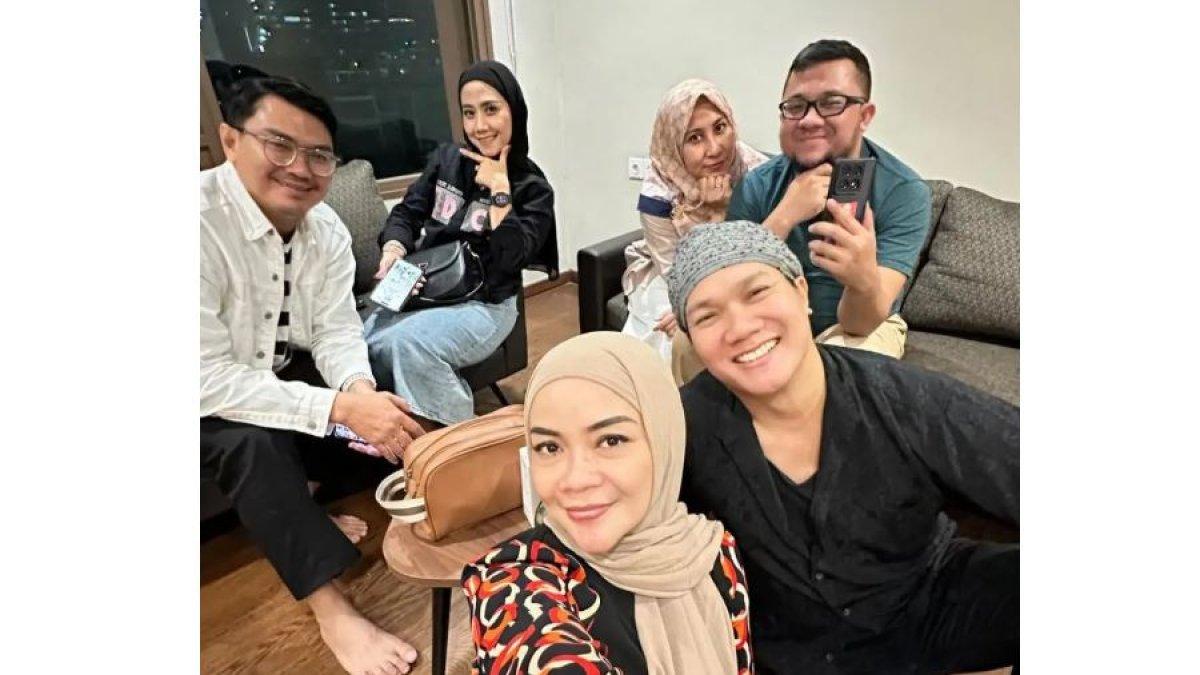 REUNI MANTAN FINALIS AFI 2 - Tak sekadar berbagi cerita, mereka pun kembali membawakan lagu legendaris 