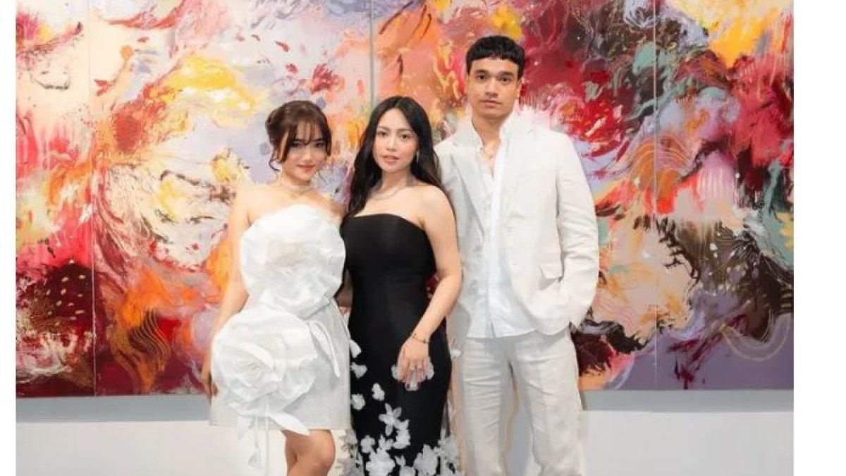 Tak sendirian, Fuji ditemani sang kakak, Fadly Faisal.